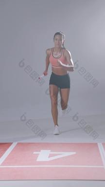 女运动员接力赛跑